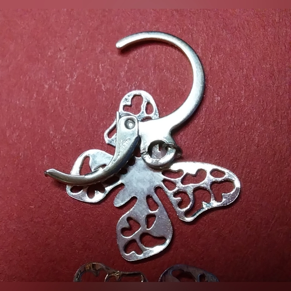 5 pairs of silver tone butterfly pierced earrings - Picture 4 of 14